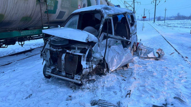 В Акмолинской области поезд столкнулся с автомобилем, погибли трое человек