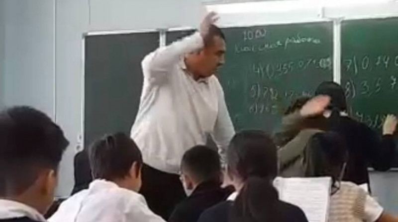 Ақтауда мектеп мұғалімі сабақ үстінде оқушыны ұра жаздады