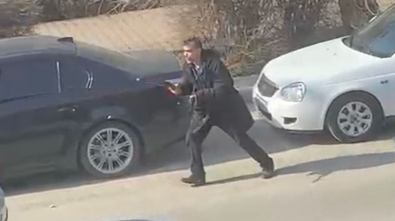 Шымкентте көшедегі атыс кезінде оқ тиген күзетші саусағынан айырылды