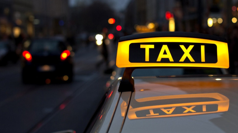 В Астане водитель такси сбил 9-летнюю девочку и скрылся с места ДТП