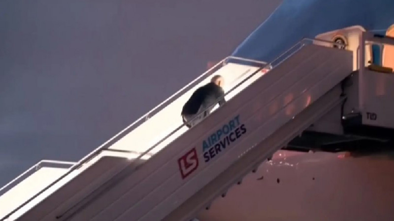 Джо Байден споткнулся и упал при посадке в самолет в варшавском аэропорту