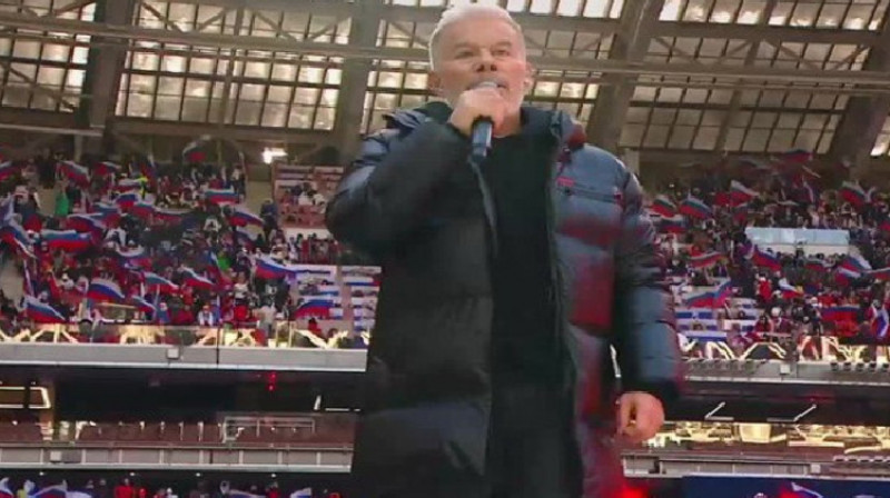 Газманов заклеил логотип Prada на одежде на митинге-концерте в «Лужниках»