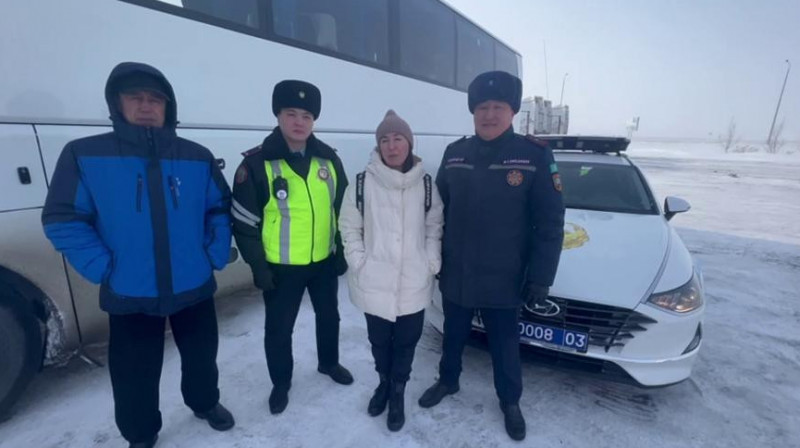 В Акмолинской области автобус с 45 российскими туристами оказался в снежном плену