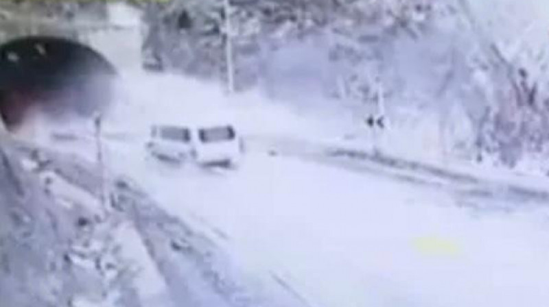 В горах Турции автобус с пассажирами попал под оползень
