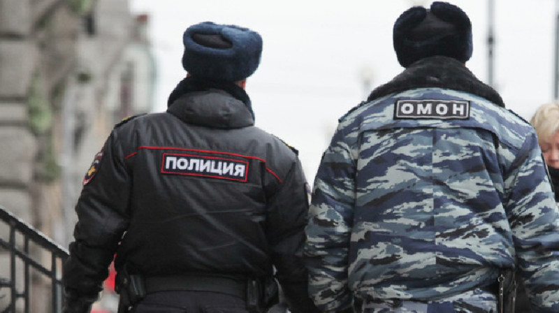 В центре Санкт-Петербурга мужчина устроил стрельбу по омоновцам