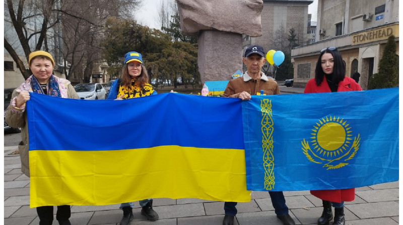 В Алматы прошла акция в поддержку Украины