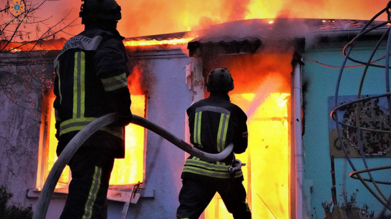 В Херсоне в результате обстрела загорелся детский сад