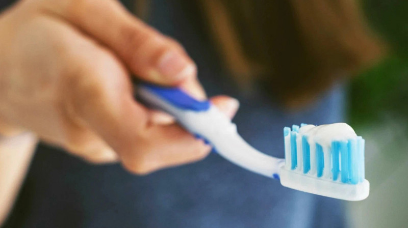 Женщина заставила дочь чистить зубы водой из унитаза за мат в интернете. ВИДЕО