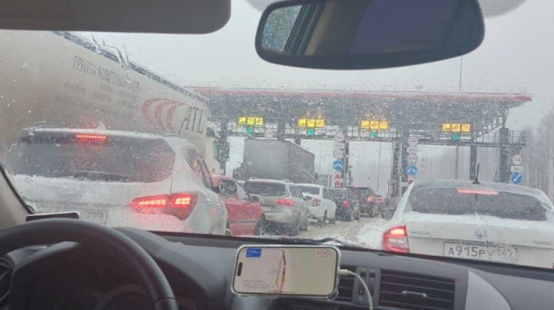 На трассе Петербург-Москва столкнулись более 40 машин