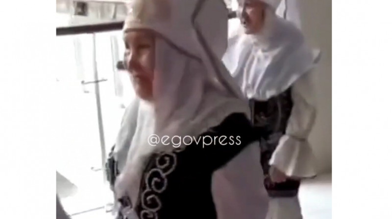 "Выгнали за национальную одежду": в ТРЦ прокомментировали инцидент в Костанае