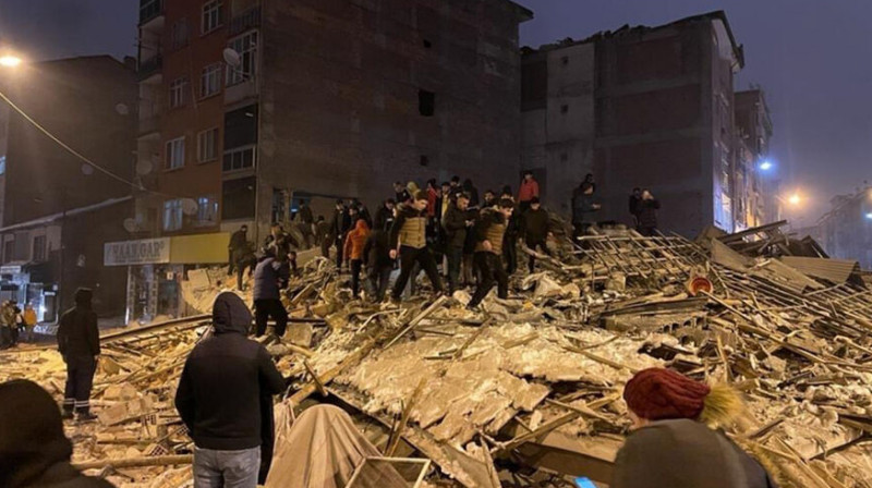 32 человека спасены из-под завалов после сегодняшнего землетрясения в Турции