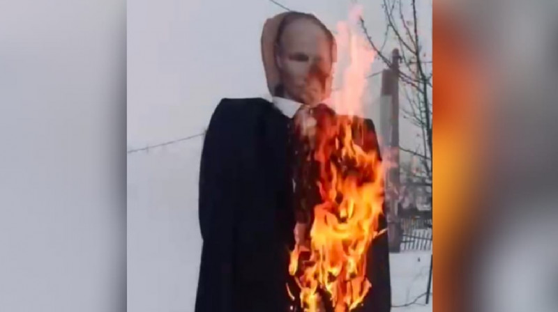 В Татарстане сожгли чучело, стилизованное под Путина