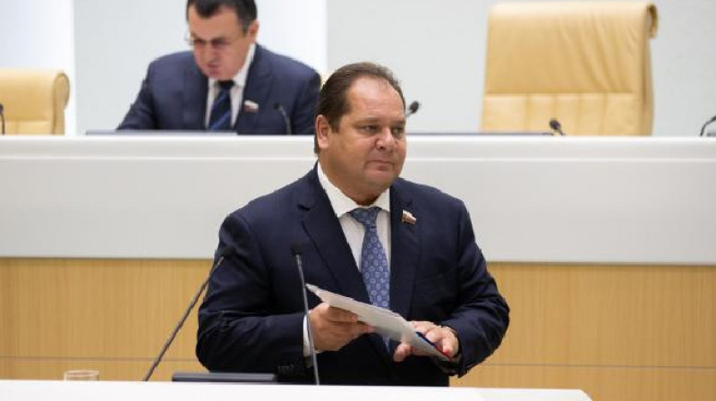 Российский губернатор пообещал подать в суд на правительство США