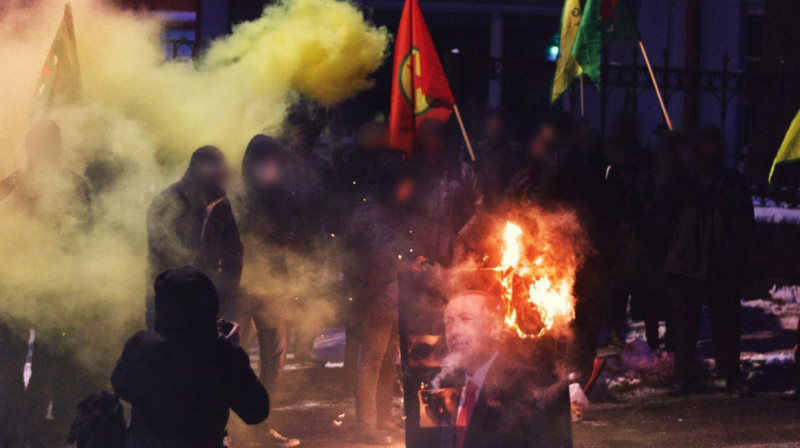 Участники антитурецкой акции в Финляндии сожгли портрет Эрдогана