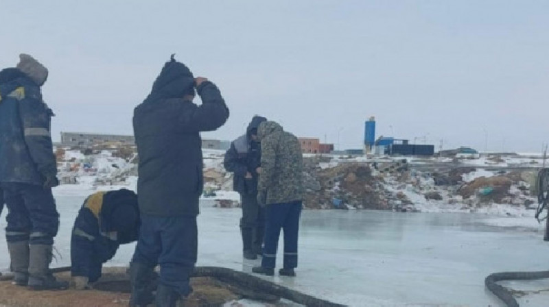 В одном из микрорайонов Караганды третий месяц не могут устранить порыв водопровода