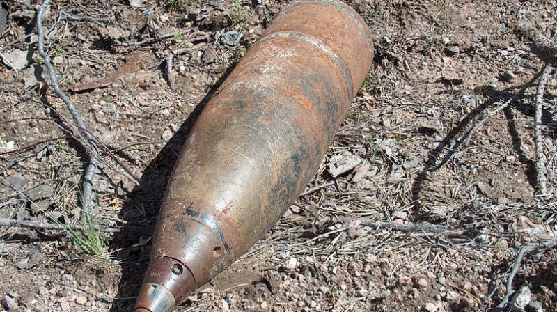 В заброшенном бомбоубежище в Алматы обнаружили артиллерийский снаряд