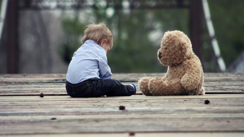 Просил разбудить мертвого братика: в Актобе волонтеры спасли голодающего мальчика