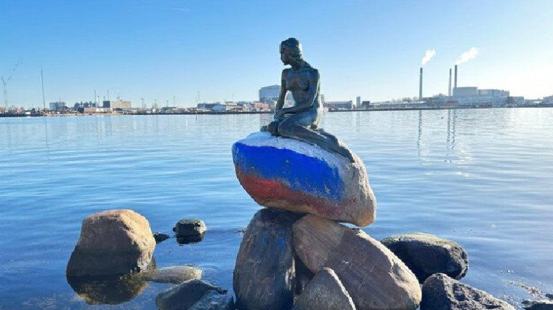Статую Русалочки в Копенгагене раскрасили в цвета российского флага