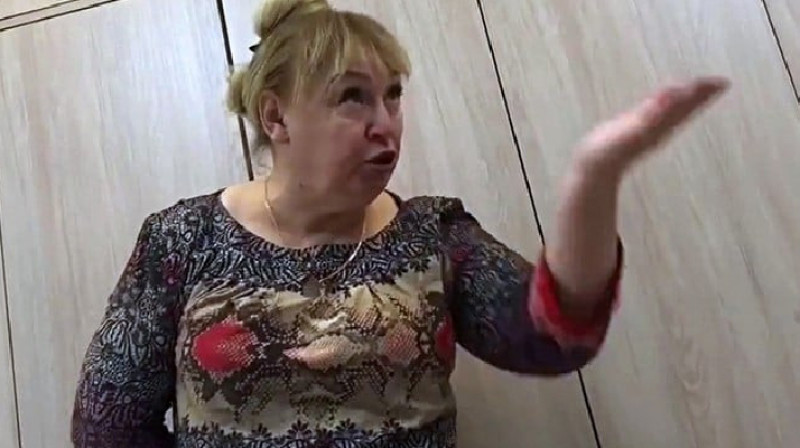 «Предатель и ублюдок»: учитель отчитала школьника за опоздание на 23 февраля