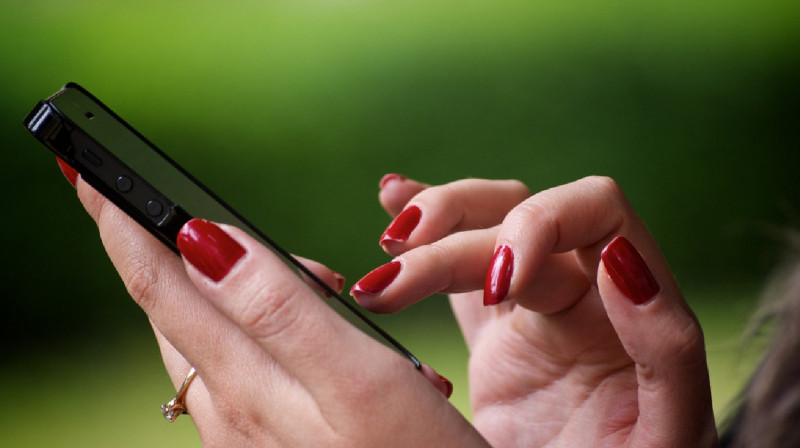 Почти 92 млн тенге выманил у астанчанки друг по переписке