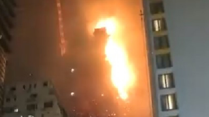 Строящийся 42-этажный небоскреб загорелся в Гонконге