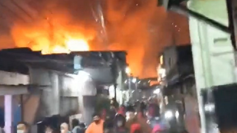 В Индонезии 13 человек погибли при пожаре на нефтехранилище