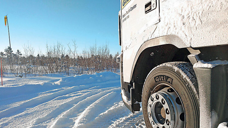В ВКО из-за бурана на трассе застряли 200 большегрузов