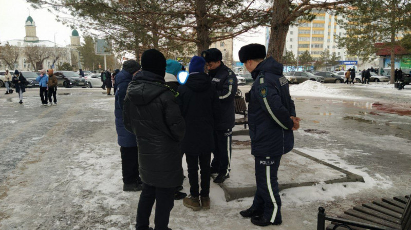 В родительских чатах Казахстана распространяется призыв не отпускать детей в ТРЦ