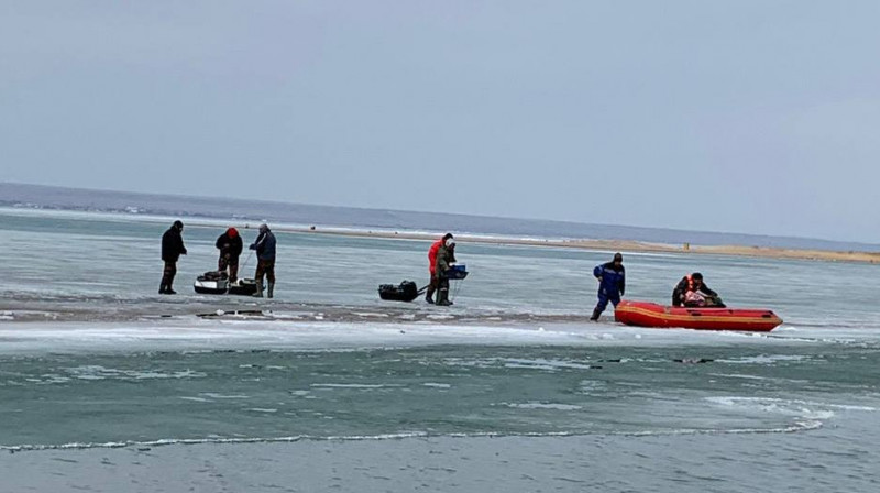 Льдина с 12 рыбаками откололась от берега на Капшагайском водохранилище