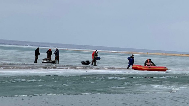 Льдина с 12 рыбаками откололась от берега на Капшагайском водохранилище