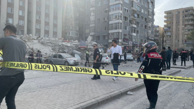 В Турции в центре города рухнуло поврежденное землетрясением 6-этажное здание. ВИДЕО