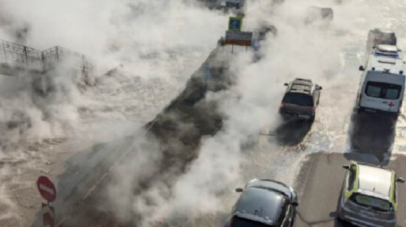 Во Владивостоке из-за прорыва теплотрассы горячей водой затопило площади и парки