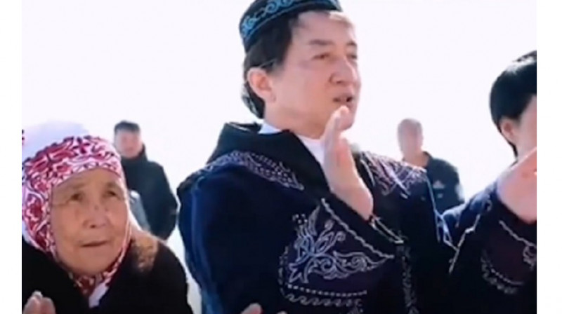 Іле қазақтары атақты Джеки Чанға ат мінгізіп, шапан жапты