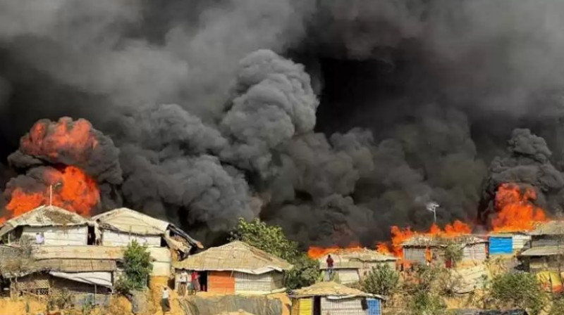 Крупный пожар в лагере для беженцев в Бангладеш оставил без крова около 12 тыс. человек