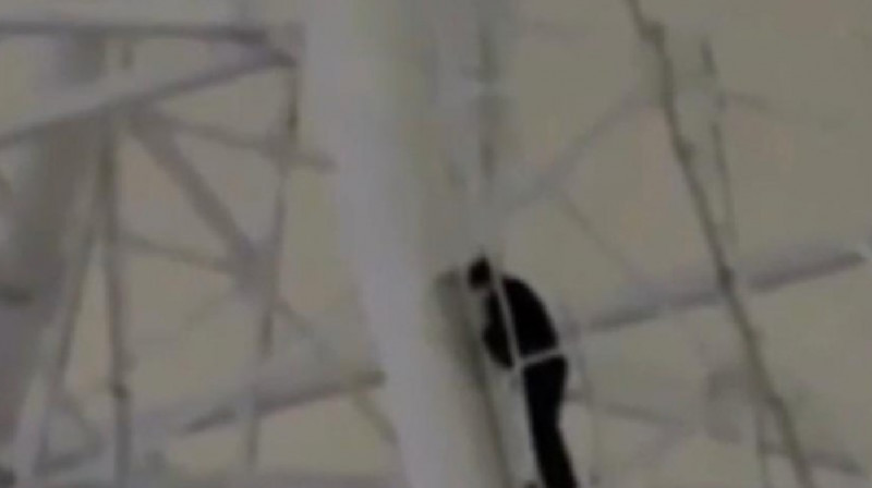 Мужчина забрался на колесо обозрения в Астане