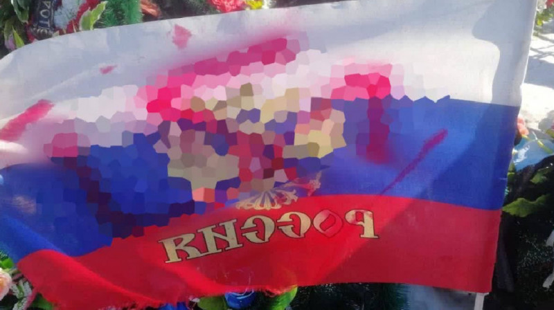 В Хабаровске пытаются бороться с вандалами, которые рисуют свастику на могилах "участников СВО"