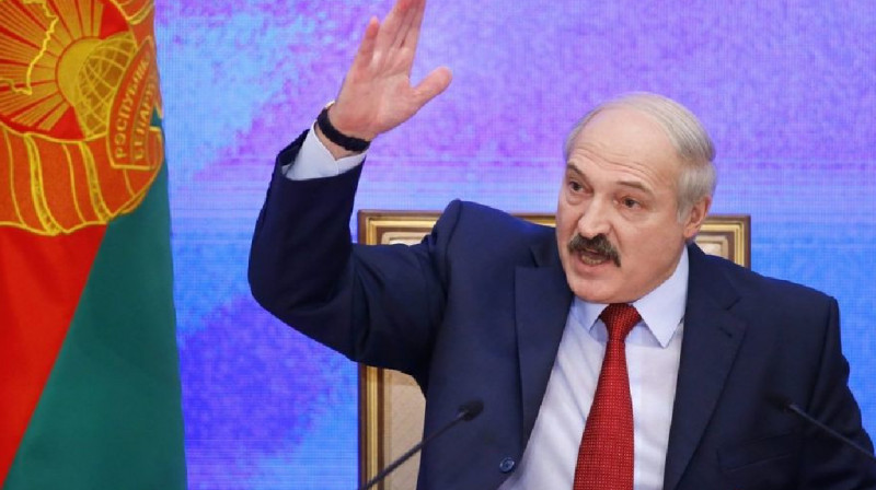 "Зеленский - гнида, вызов брошен" - Лукашенко об атаке украинских диверсантов на аэродром в Беларуси