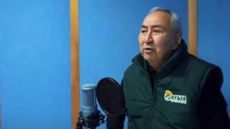 Жигули Дайрабаев әйелдер мерекесіне орай әріптестерімен бірге ән салды