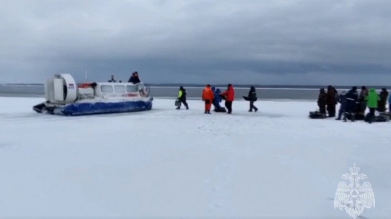 50 рыбаков оказались на оторванных льдинах в Ленинградской области