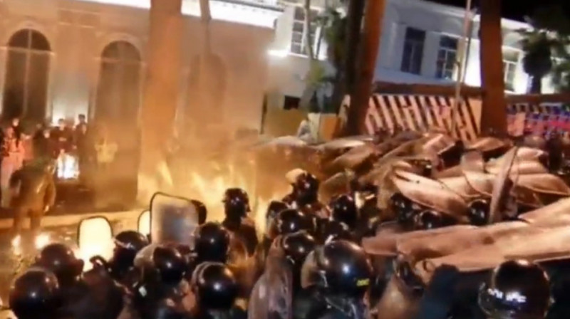 Протесты в Тбилиси: в полицейских бросают коктейли Молотова. ВИДЕО
