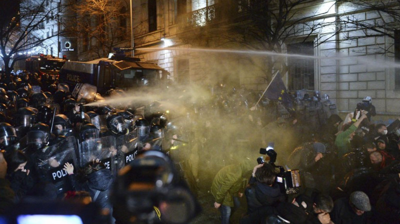 Протесты в Тбилиси: митингующие сносят ограждения и пытаются прорваться в Парламент
