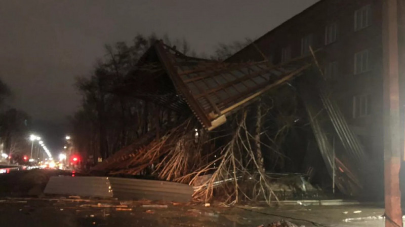 Ураганный ветер в Павлодарской области сорвал крышу школы