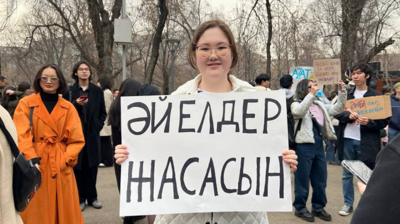 В митинге за права женщин в Алматы участвовали более 500 человек