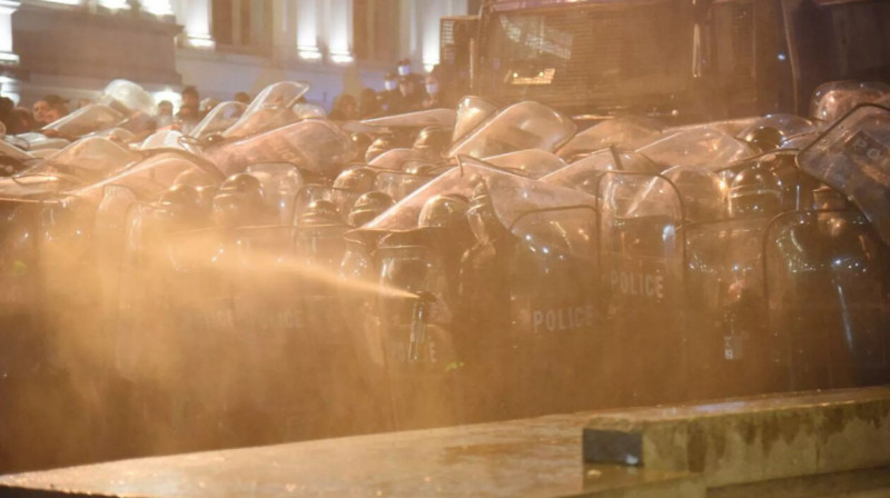 В Тбилиси проходит митинг против закона об иноагентах - полиция разгоняет протестующих водометами. ВИДЕО