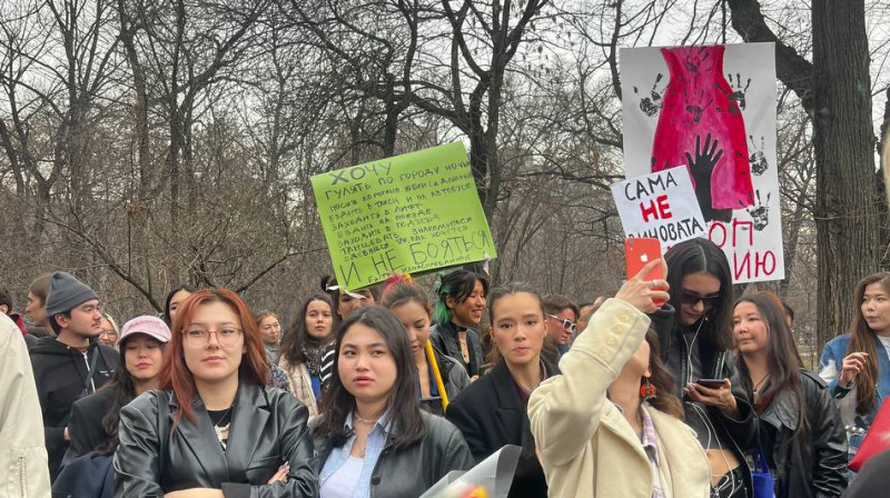 «Әйел сөйле»: в Алматы проходит митинг за права женщин