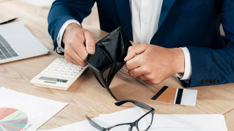 Казахстанцам предлагают оформить банкротство за деньги возле ЦОНов