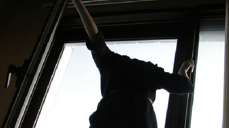 В Москве мужчина выбросился из окна из-за отсутствия подарка сожительнице к 8 Марта