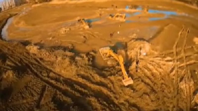 Погрязшие в озере Сайран экскаваторы сняли с дрона в Алматы. Видео