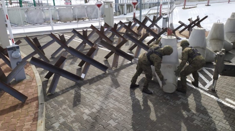 Польша начала устанавливать противотанковые ежи на границе с Беларусью