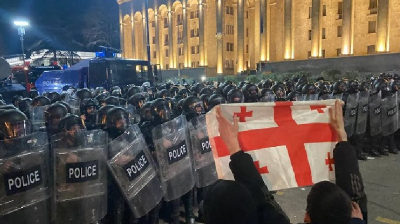 Протестующие пошли на штурм парламента в Тбилиси